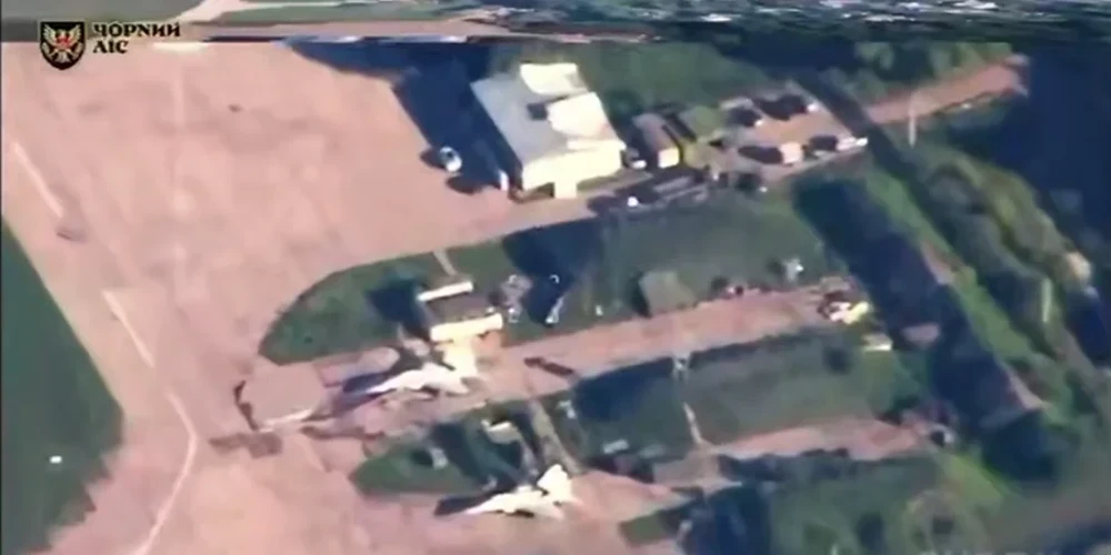 Скриншот відео Генштабу ЗСУ з кадрами ураження МіГ-29 і «Панциря-С1» на аеродромі «Халіно».