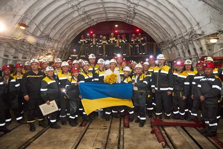 Святослав Вакарчук під час імпровізованого концерту для шахтарів та енергетиків ДТЕК під землею на одній із прифронтових шахт
