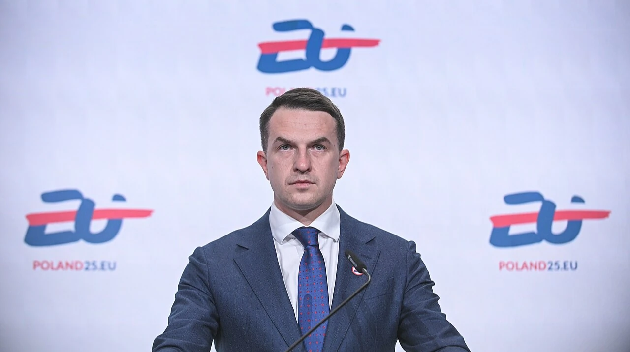 Адам Шлапка, речник уряду Польщі, під час заяви для журналістів на фоні теми зростання насильства щодо українців у Польщі