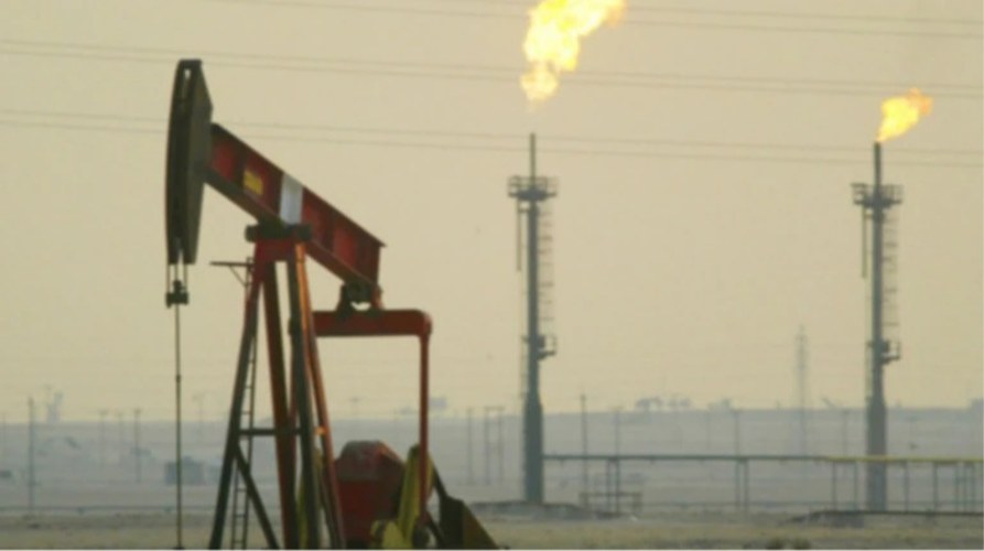 Нафтовий танкер на тлі моря біля Ормузької протоки