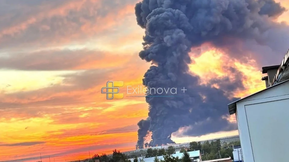 Масштабна пожежа на території логістичного хабу Ozon у Чапаєвську Самарської області РФ з густим стовпом диму над об'єктом
