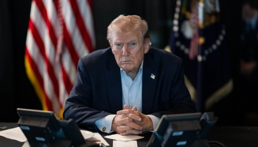 Президент США Дональд Трамп підписує документи у Білому домі