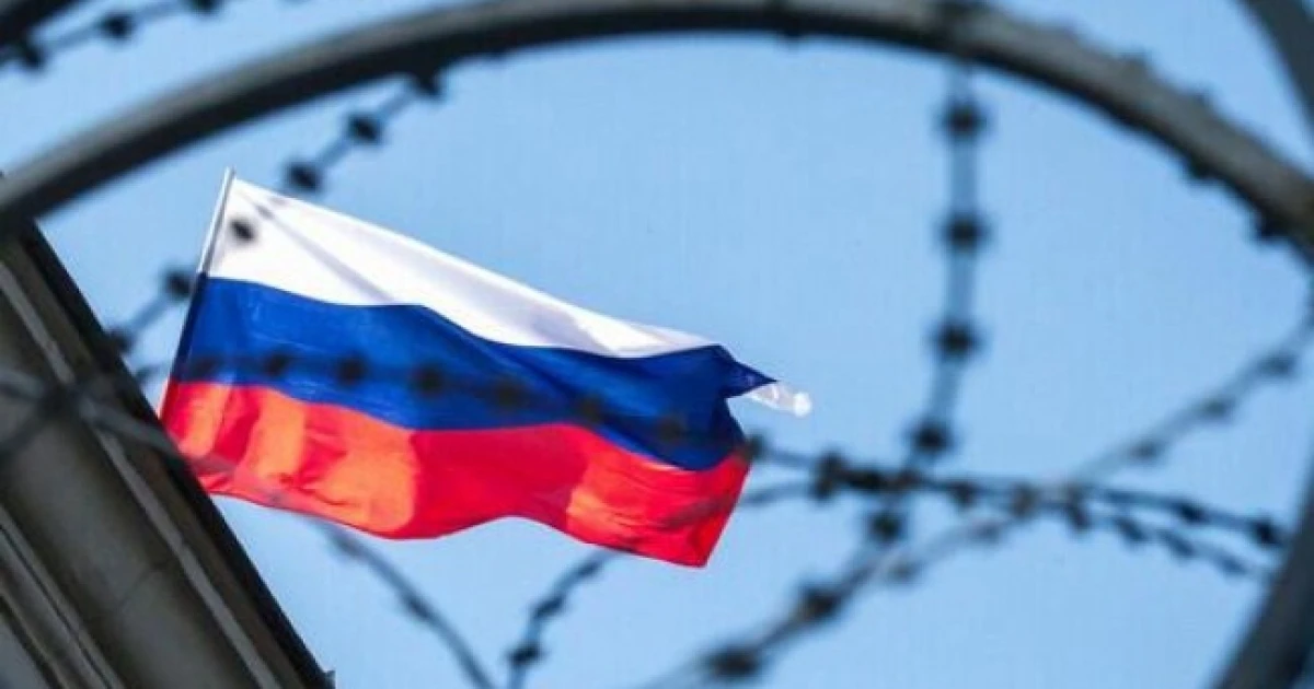 Прапор ЄС поряд із символічним санкційним списком