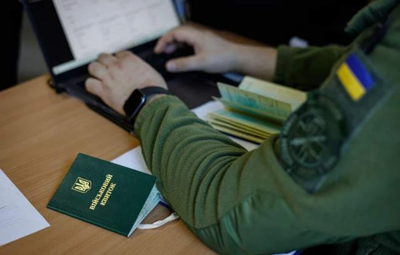 Військовозобов'язаний переглядає документи про бронювання та відстрочку