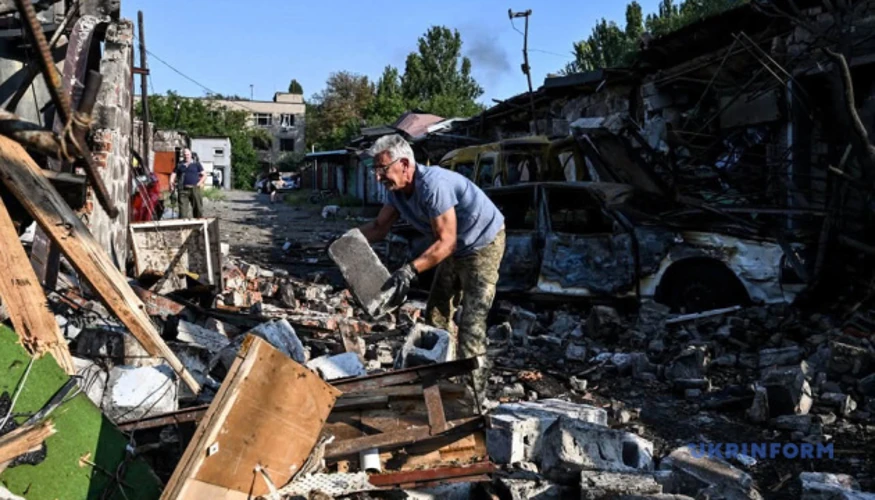 Рятувальники ліквідовують наслідки нічного ракетного удару по Запоріжжю 11 серпня 2026 року