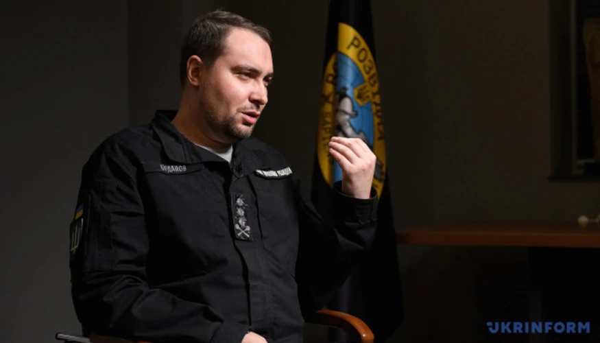 Кирило Буданов під час інтерв'ю у студії телемарафону