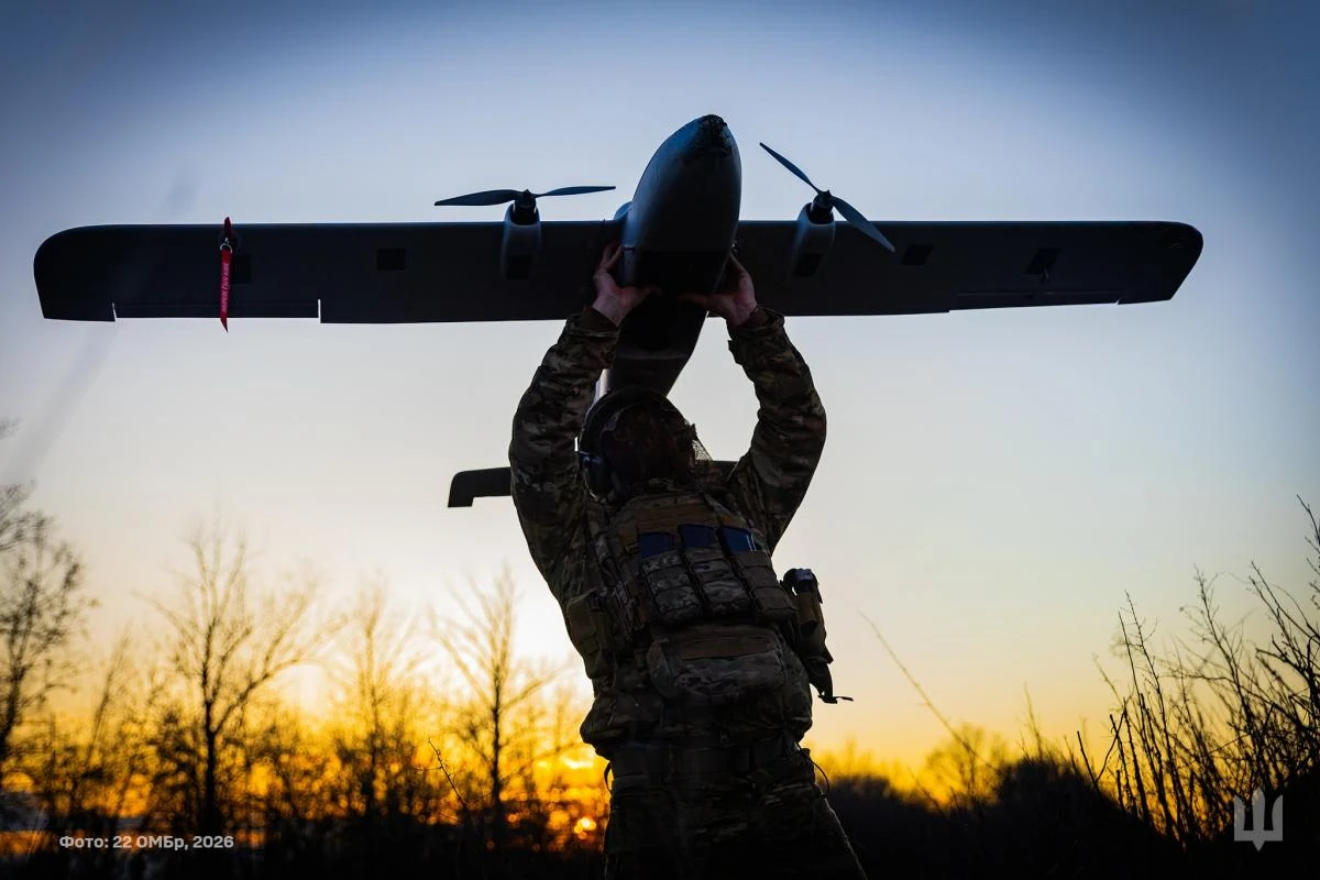Українські військові готують безпілотник під час навчань Combined Resolve у Німеччині