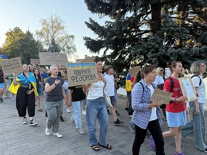 Учасники ходи в Києві з вимогою повернути Михайла Федорова на посаду міністра оборони, 16 серпня 2026 року