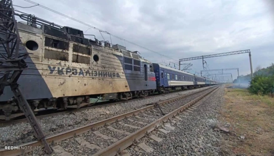 Наслідки удару по пасажирському потягу та кадри евакуації пасажирів в Одеській області