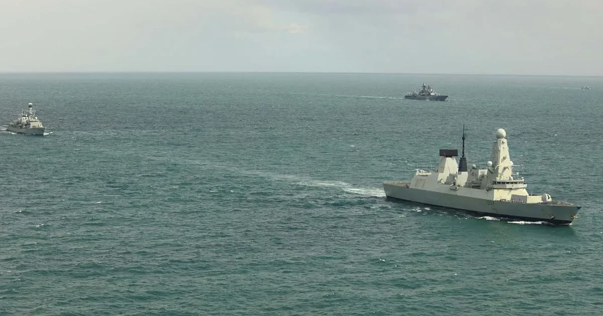 Кораблі HMS Duncan, HMS St Albans та HMS Severn під час супроводу російських суден у Ла-Манші 21 серпня 2026 року