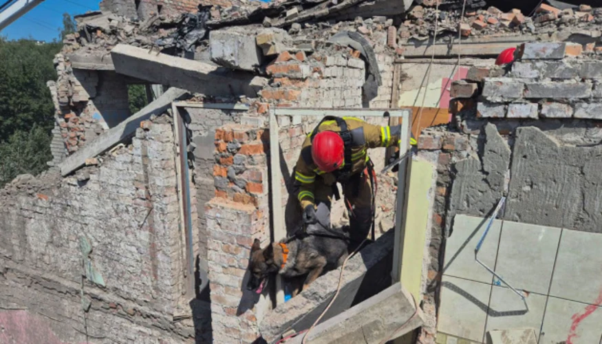 Наслідки ракетного удару по житлових будинках на вул. Патона та вул. Виговського у Львові, рятувальники на місці події