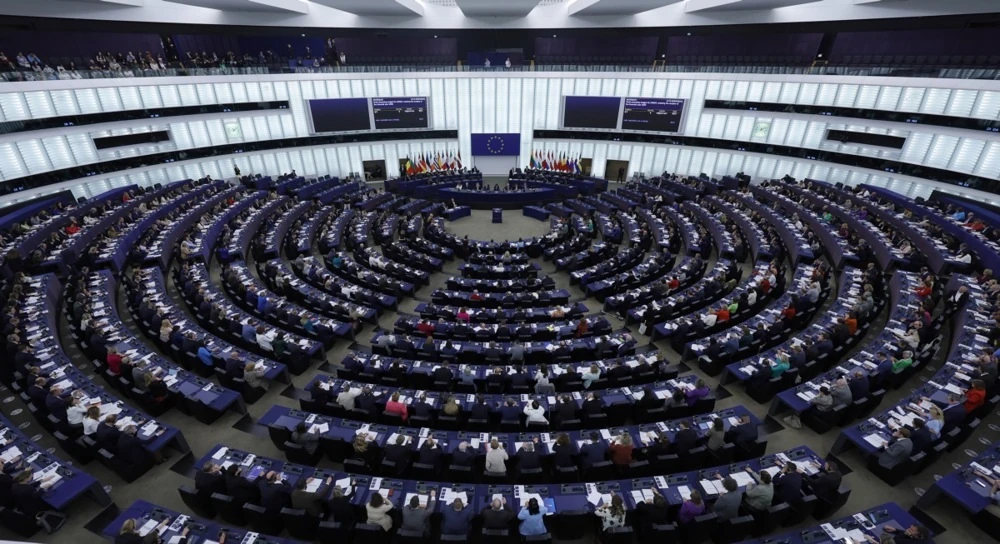 Будівля Європарламенту, прапор ЄС та інфографіка із замороженими російськими суверенними активами.