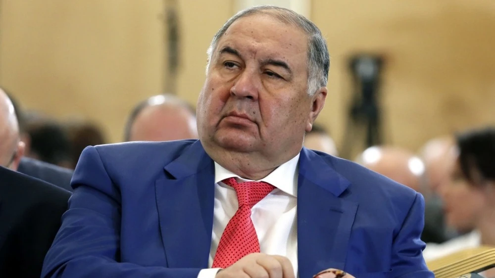 Ільхам Алієв підписує указ, на тлі — Алішер Усманов