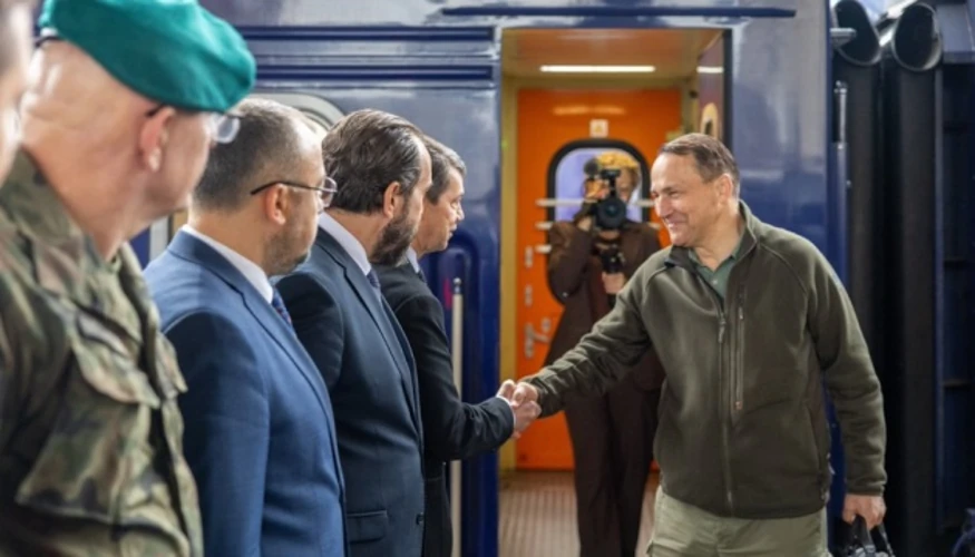 Радослав Сікорський на київському вокзалі (фото з соцмережі X)