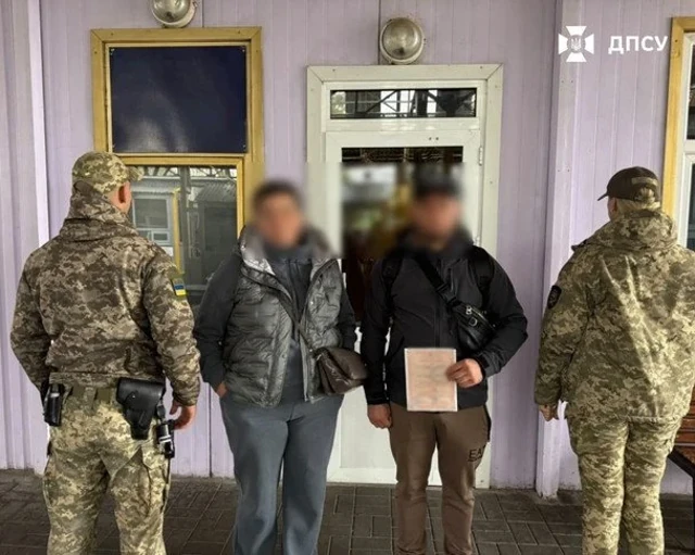 Пункт пропуску «Могилів-Подільський»: прикордонники перевіряють документи подружньої пари на контролі.