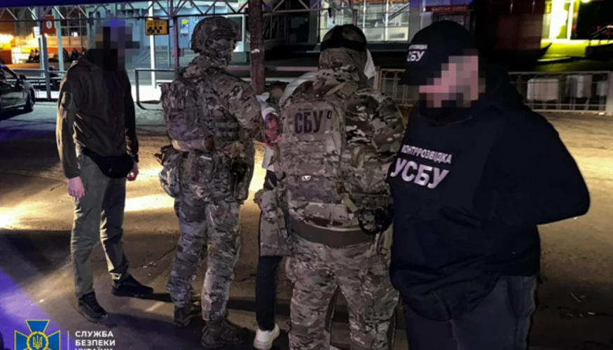 Співробітники СБУ під час затримання агента РФ на міському автовокзалі у Рівному 12 жовтня 2026 року